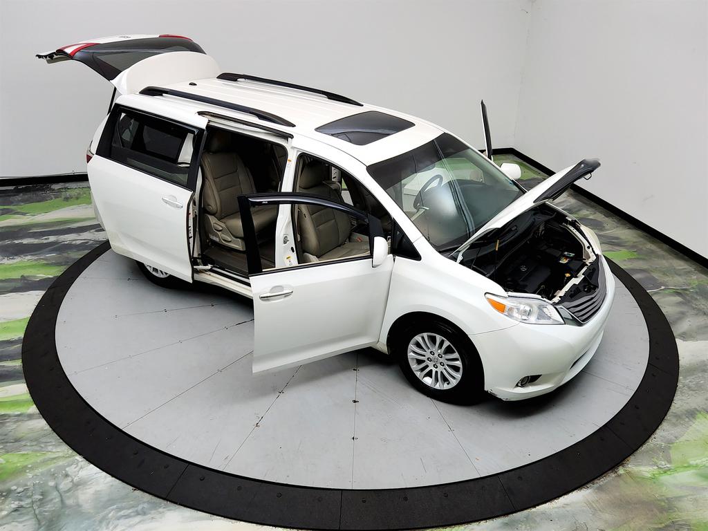 2015 Toyota Sienna - $9,695