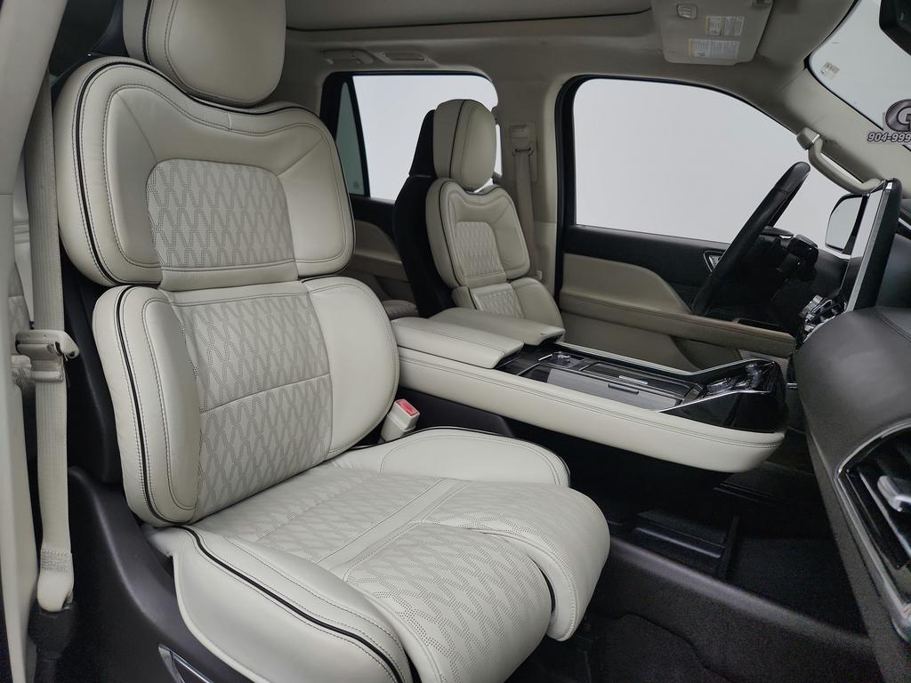 2020 Lincoln Navigator - $33,550