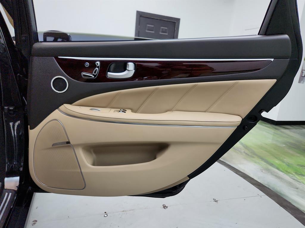 2013 Hyundai Equus - $9,950