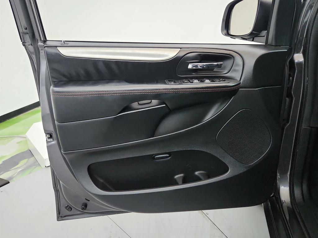 2020 Dodge Grand Caravan - $10,950
