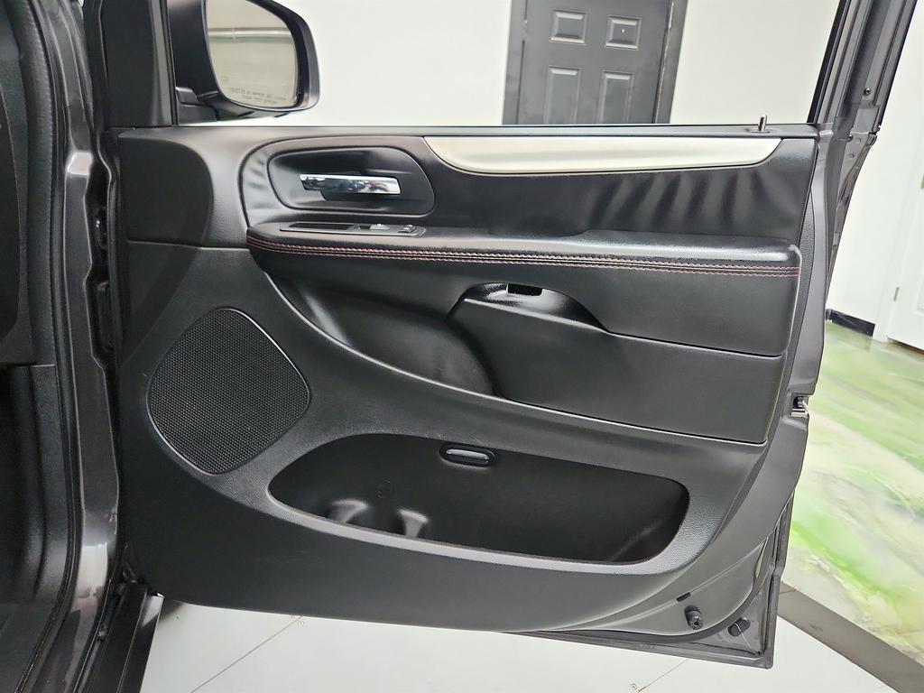 2020 Dodge Grand Caravan - $10,950