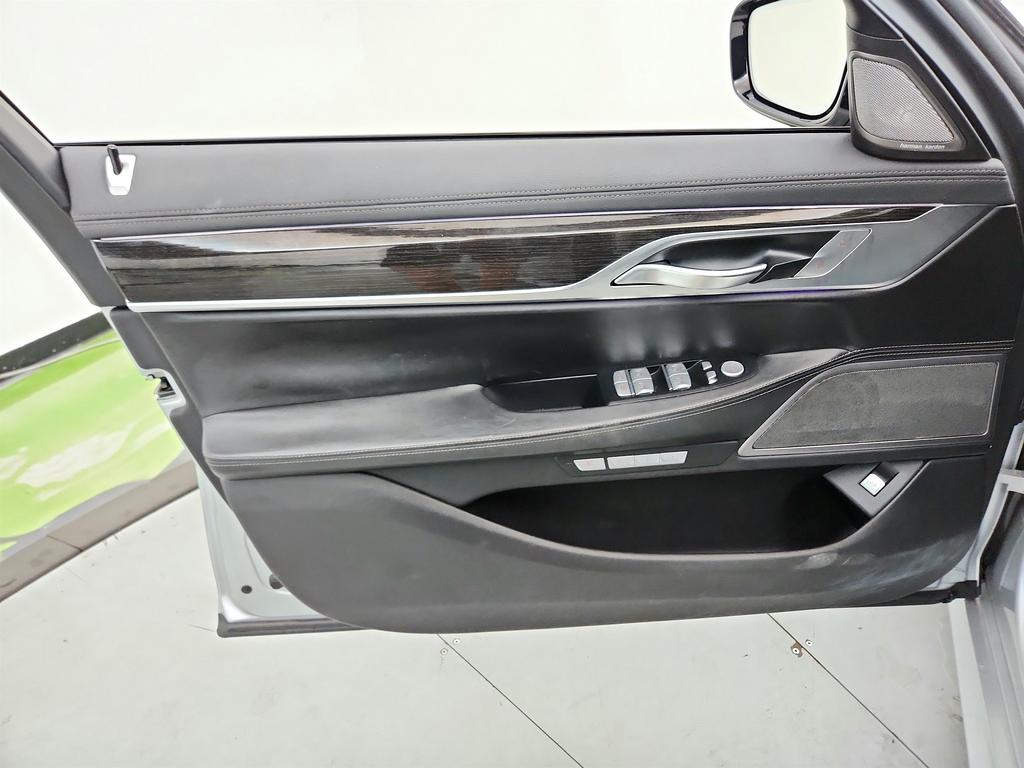2016 BMW 750i - $17,995