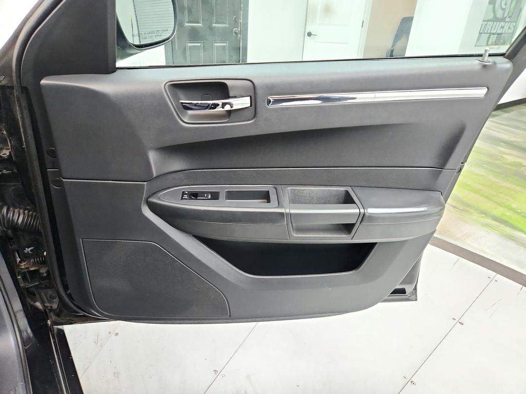 2010 Chrysler 300 - $6,995