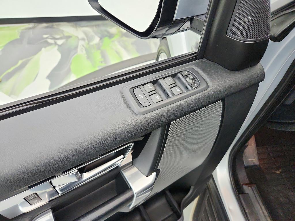 2016 Land Rover LR4 - $8,395