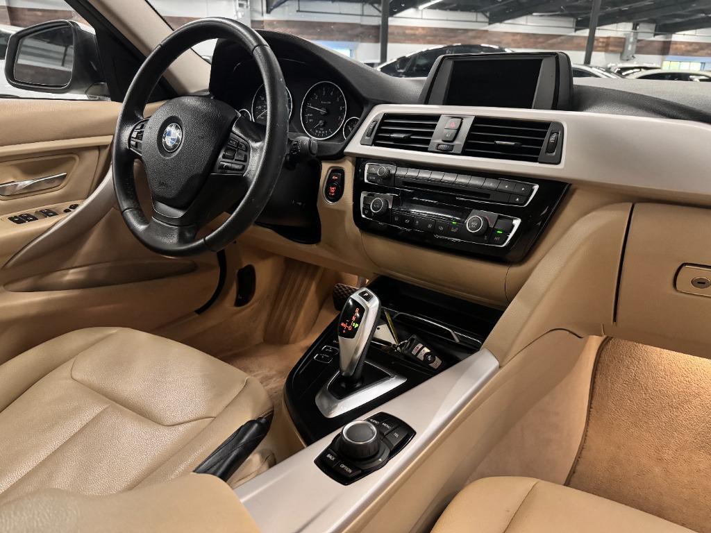 2016 BMW 3-Series 320i photo