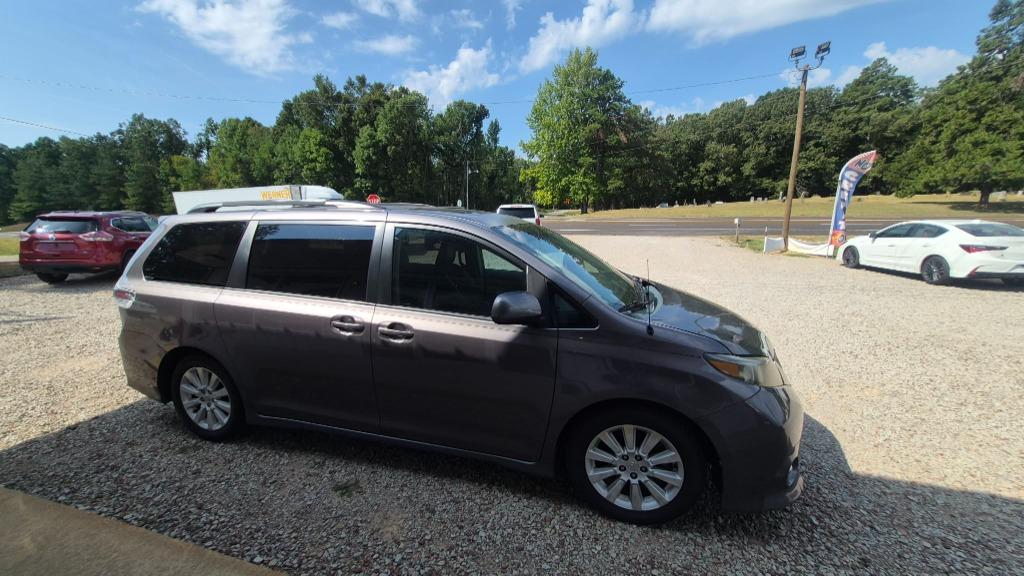 2012 Toyota Sienna - $10,995