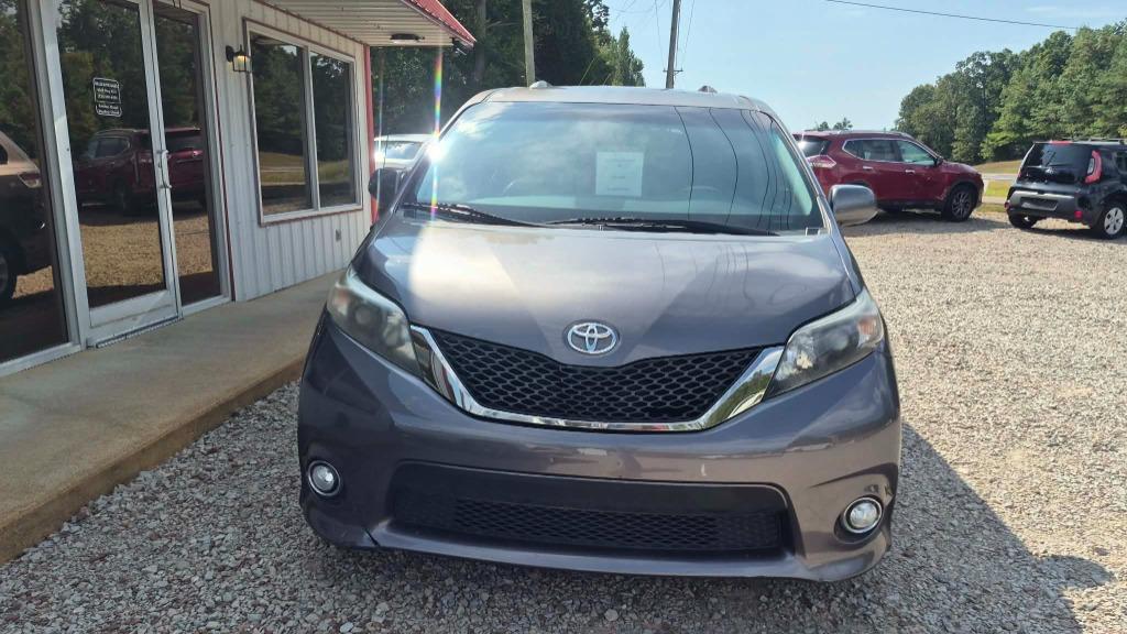 2012 Toyota Sienna - $10,995