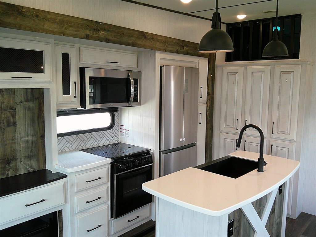2022 Heartland Rv Bighorn, Bighorn Traveler, Big Country, & Landmark - $39,500