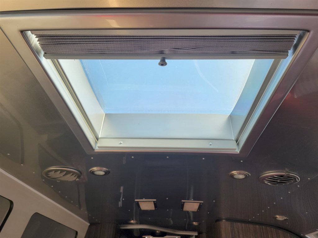 2019 Airstream Internatio 30rb Queen Signature - $69,995