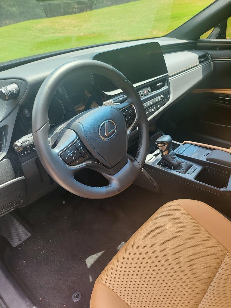 2022 Lexus ES - $42,599