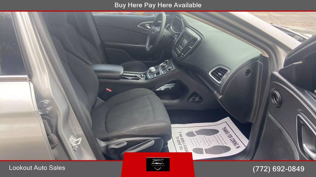 2016 Chrysler 200 Limited Sedan 4D photo
