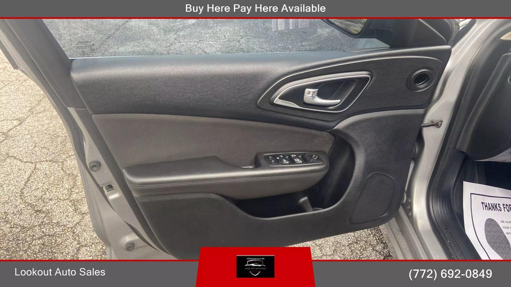 2016 Chrysler 200 Limited Sedan 4D photo