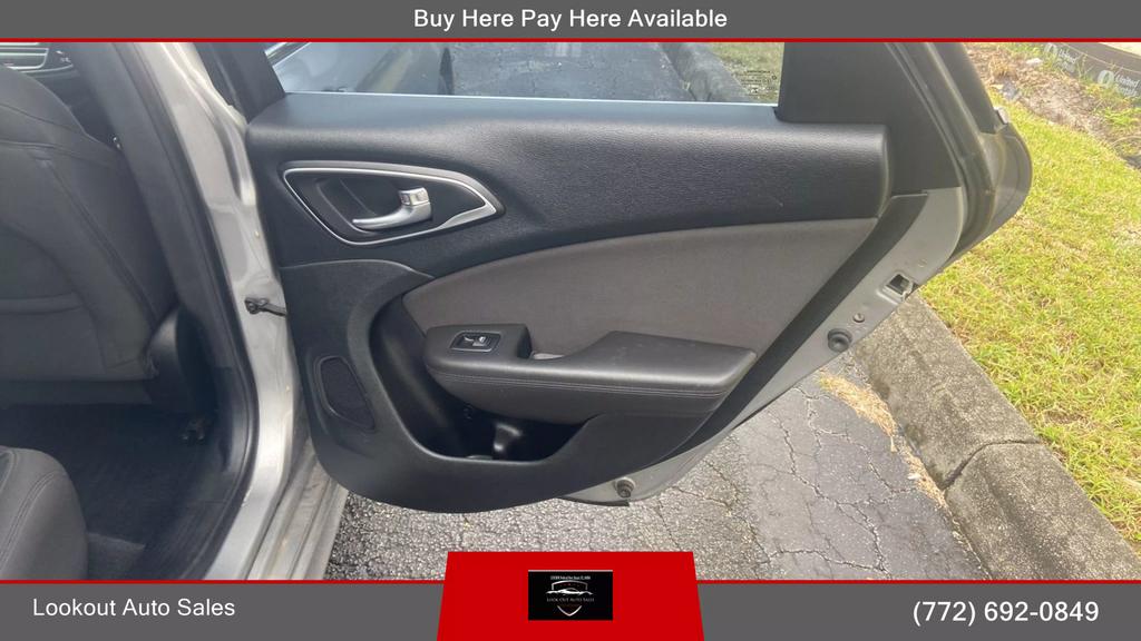 2016 Chrysler 200 Limited Sedan 4D photo