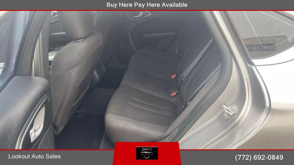 2016 Chrysler 200 Limited Sedan 4D photo