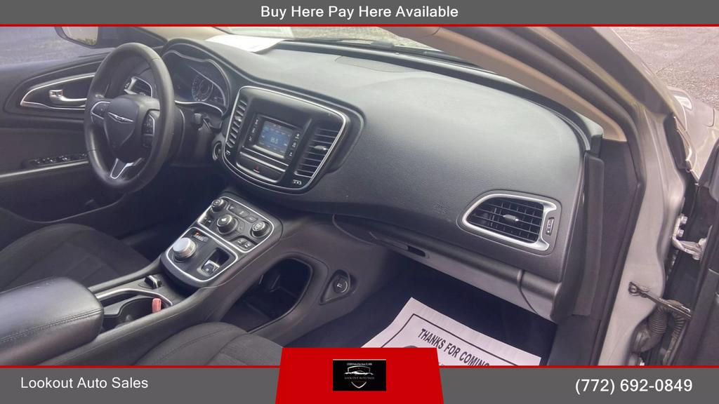 2016 Chrysler 200 Limited Sedan 4D photo