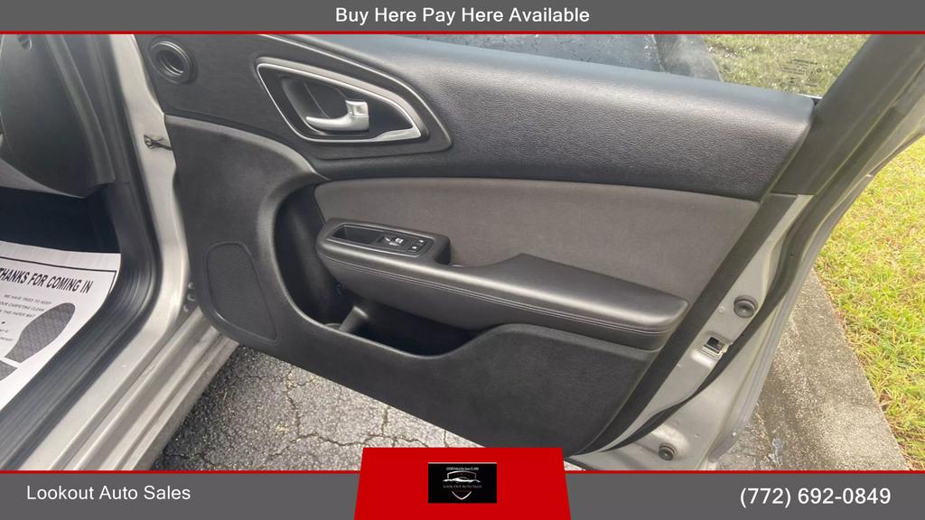 2016 Chrysler 200 Limited Sedan 4D photo