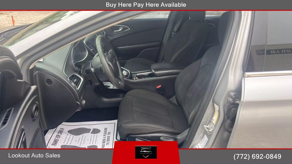 2016 Chrysler 200 Limited Sedan 4D photo