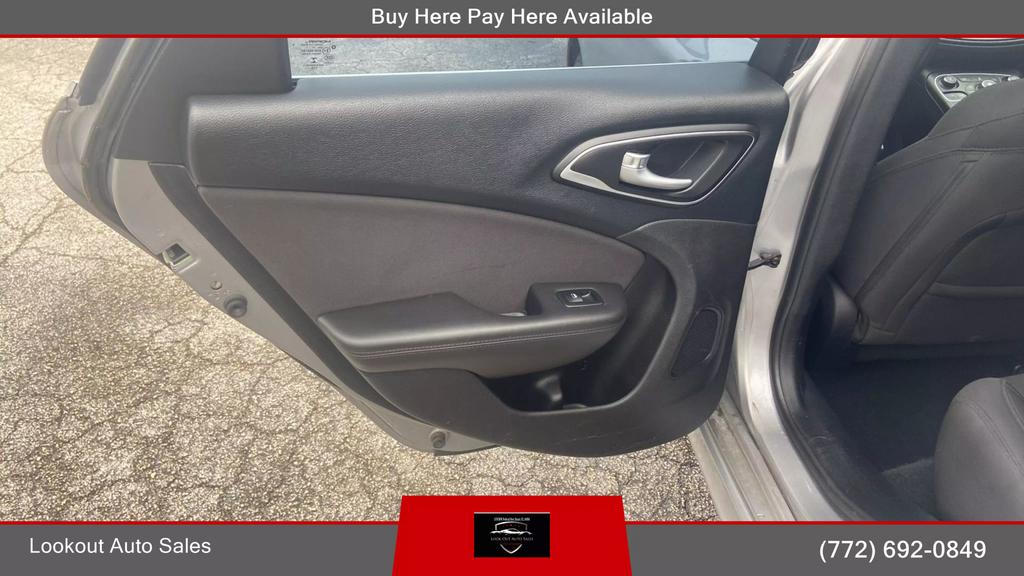 2016 Chrysler 200 Limited Sedan 4D photo