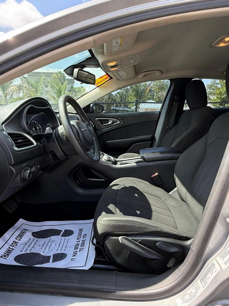 2016 Chrysler 200 - $8,995