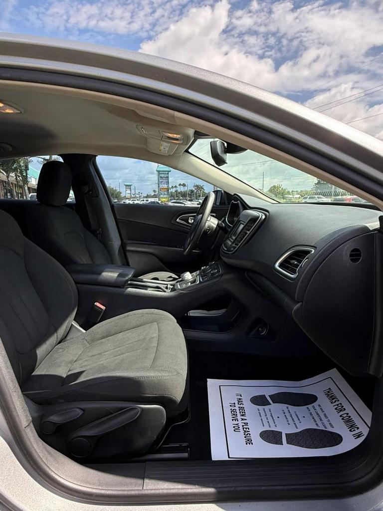 2016 Chrysler 200 - $8,995