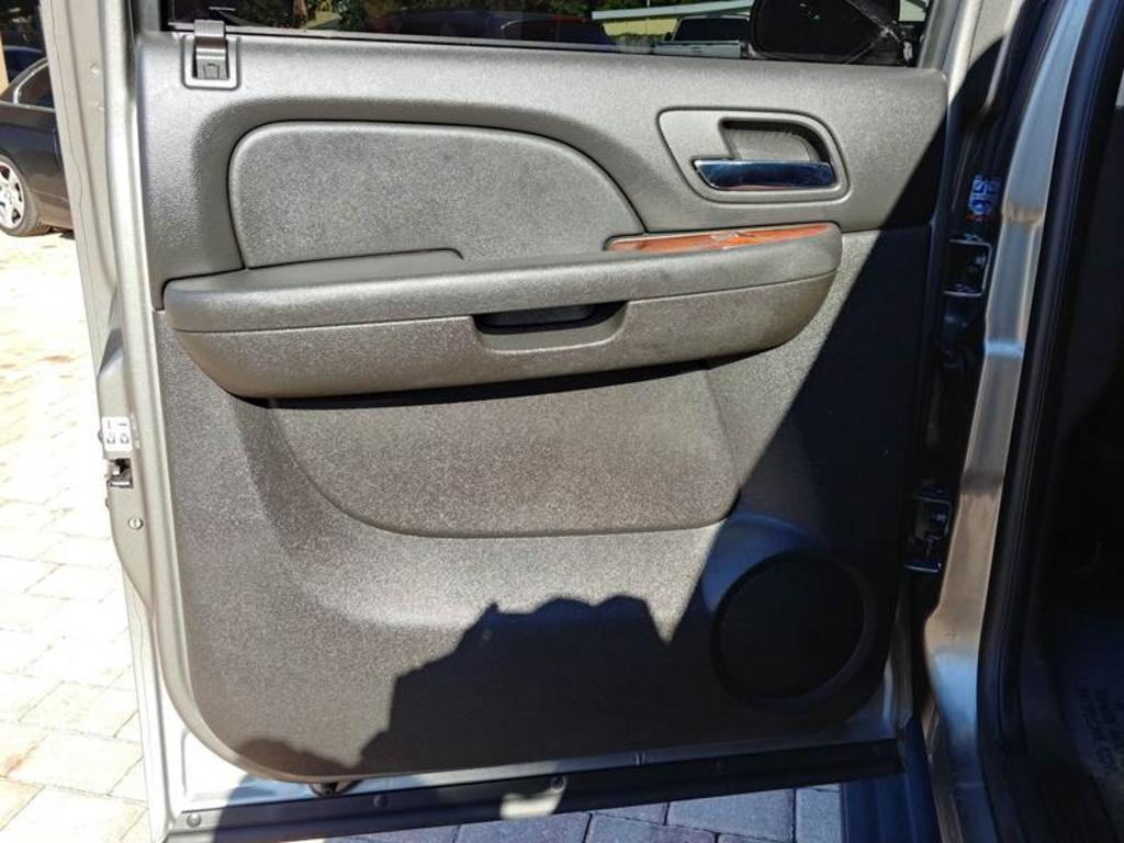 2009 Chevrolet Suburban LT 1500 photo
