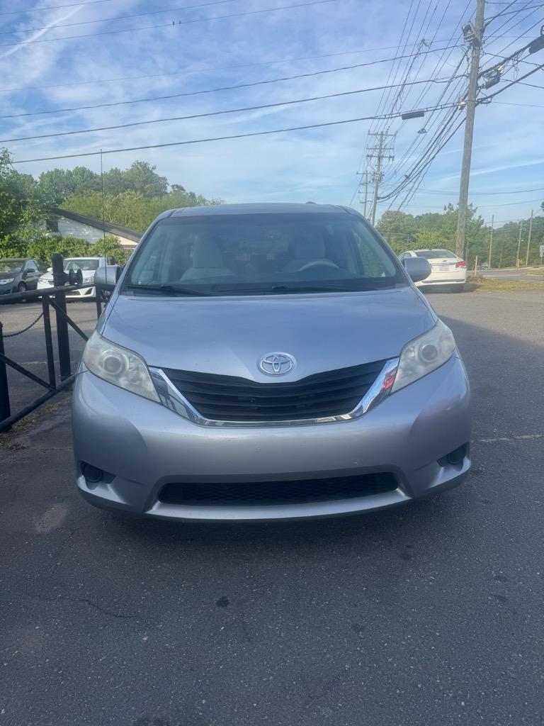2013 Toyota Sienna - $6,500