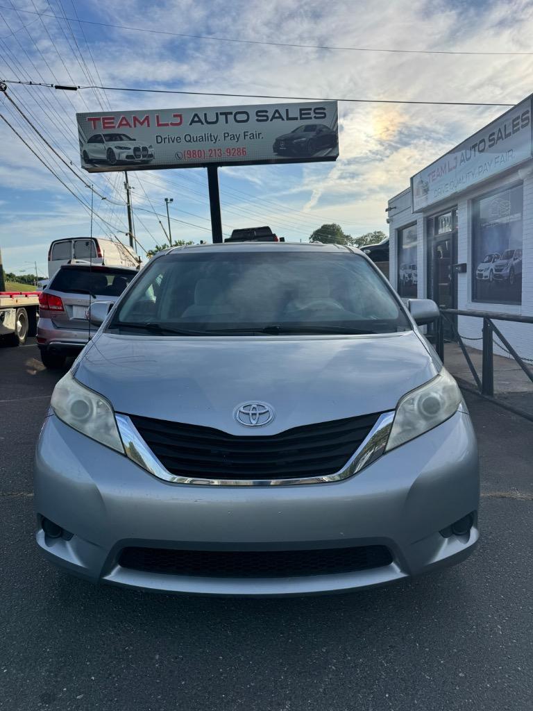 2013 Toyota Sienna - $6,500