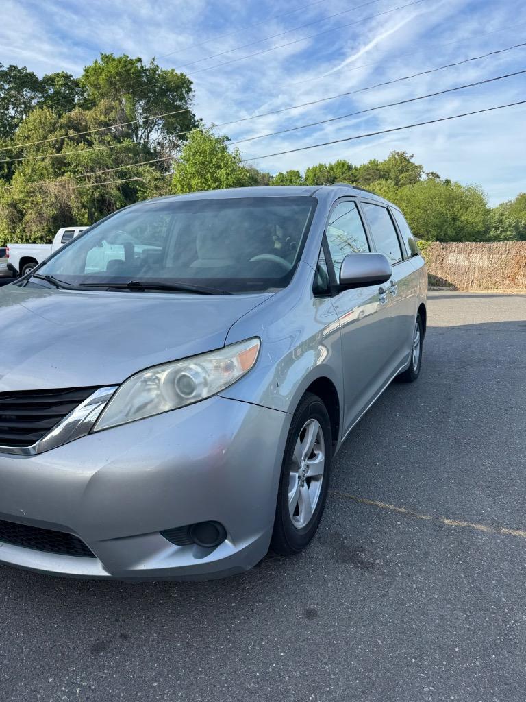 2013 Toyota Sienna - $6,500