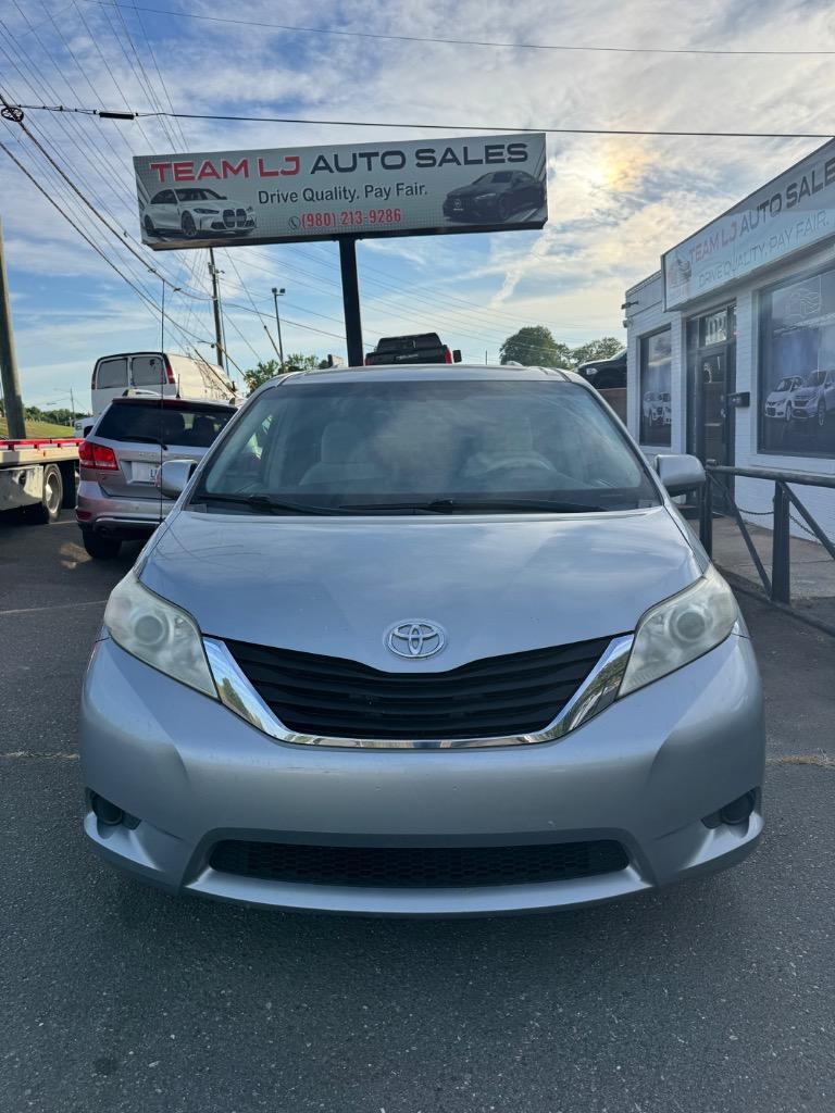 2013 Toyota Sienna - $6,500