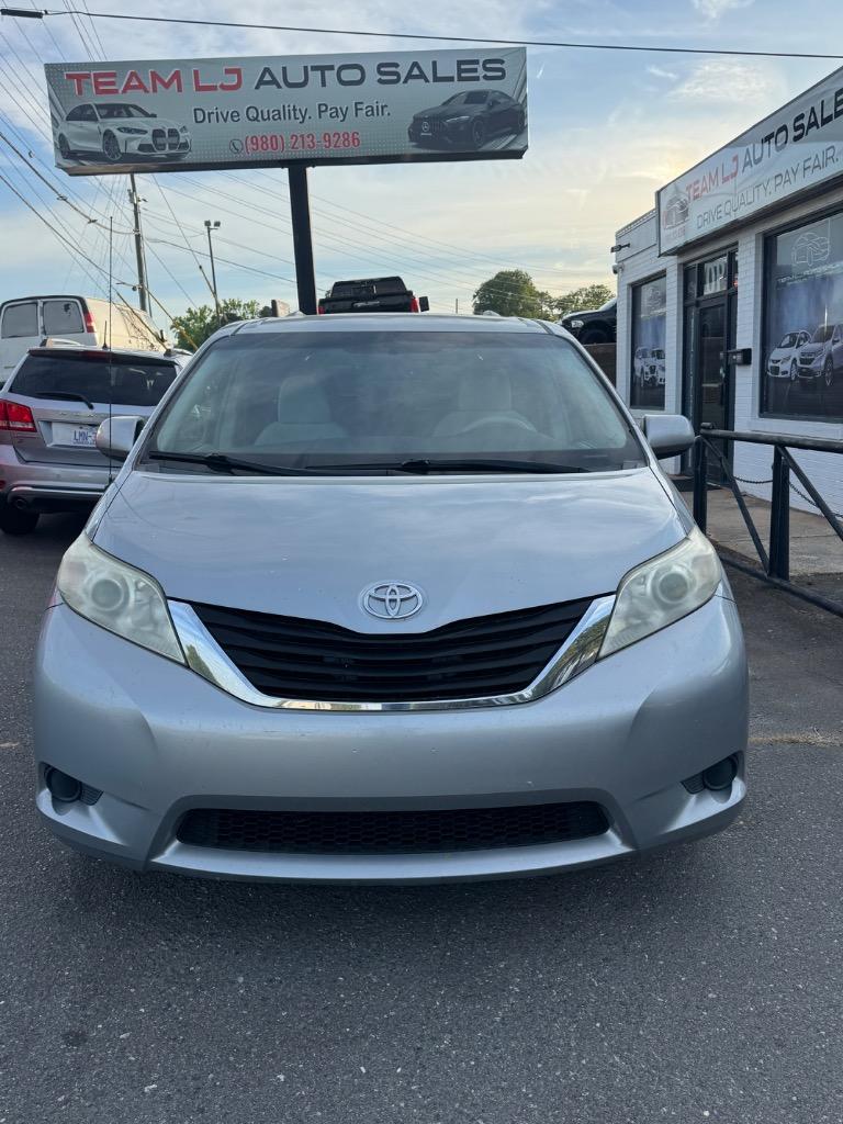 2013 Toyota Sienna - $6,500