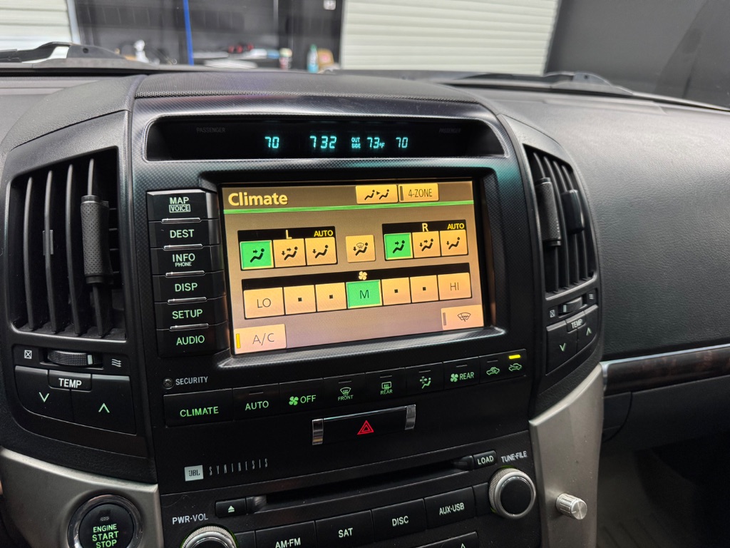 2011 Toyota Land Cruiser photo