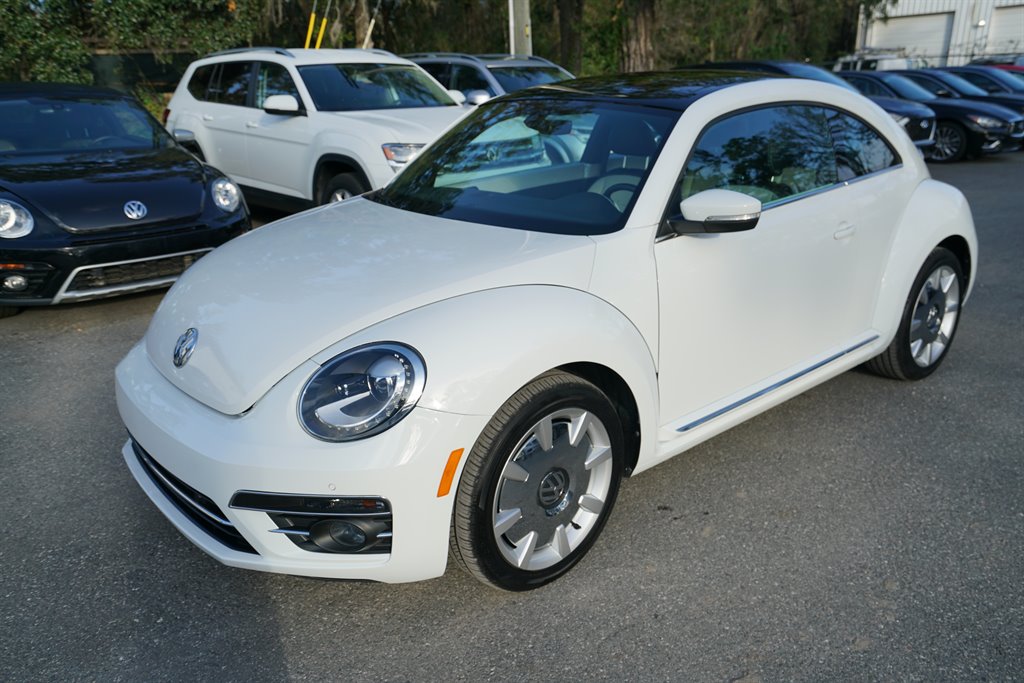 The 2019 Volkswagen Beetle SE photos