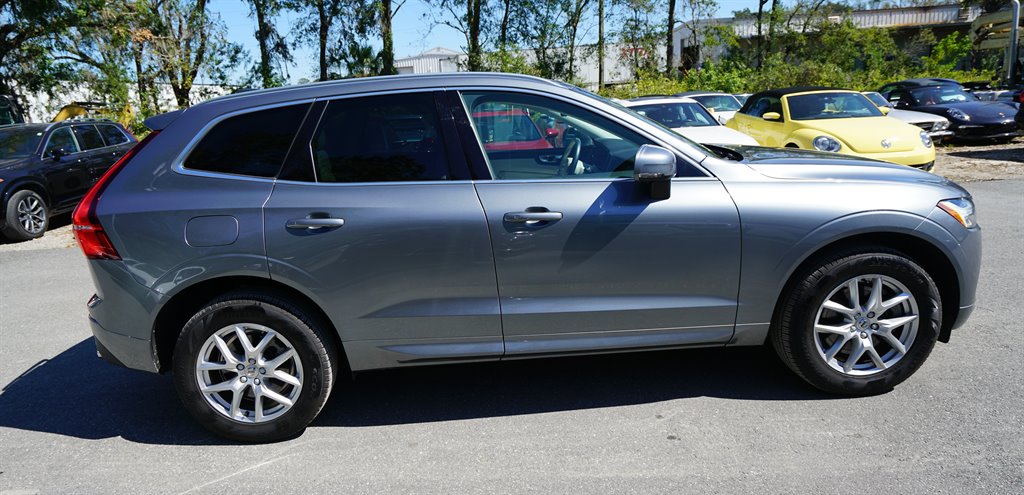 2021 Volvo XC60 T6 - Momentum photo
