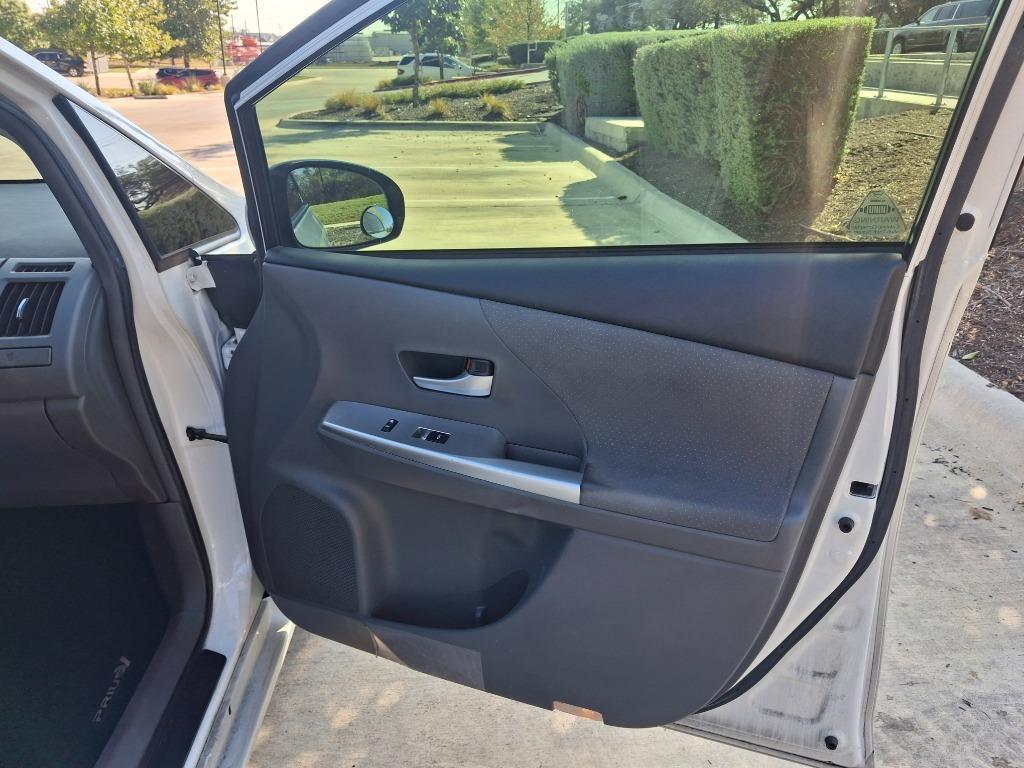 2012 Toyota Prius - $7,599