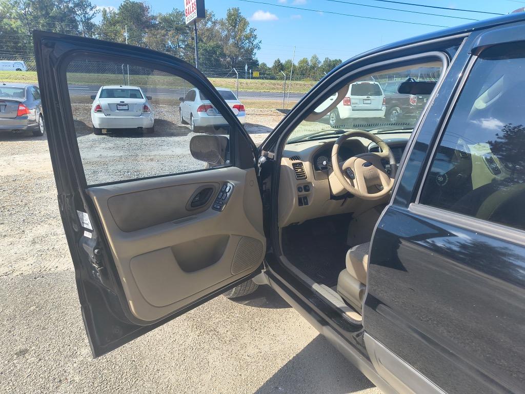 2005 Ford Escape - $7,995