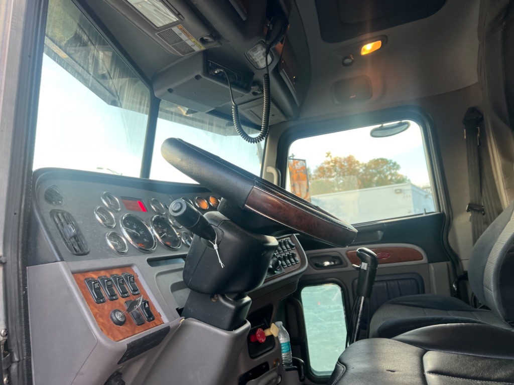 2010 Peterbilt 388 - $44,500