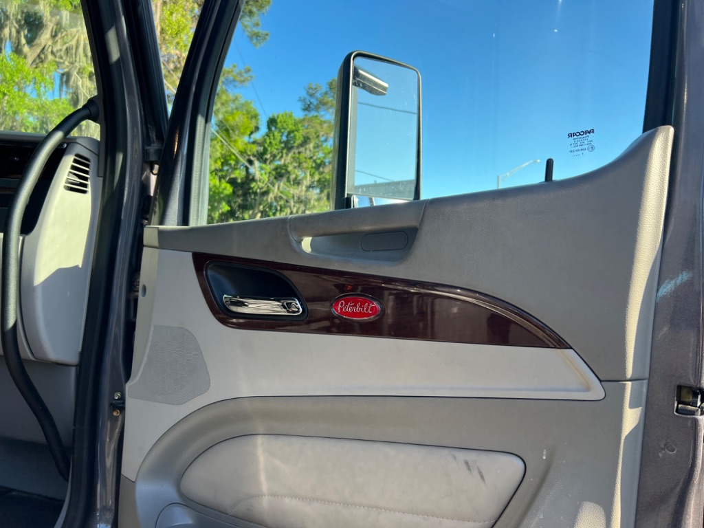 2019 Peterbilt 579 - $37,500