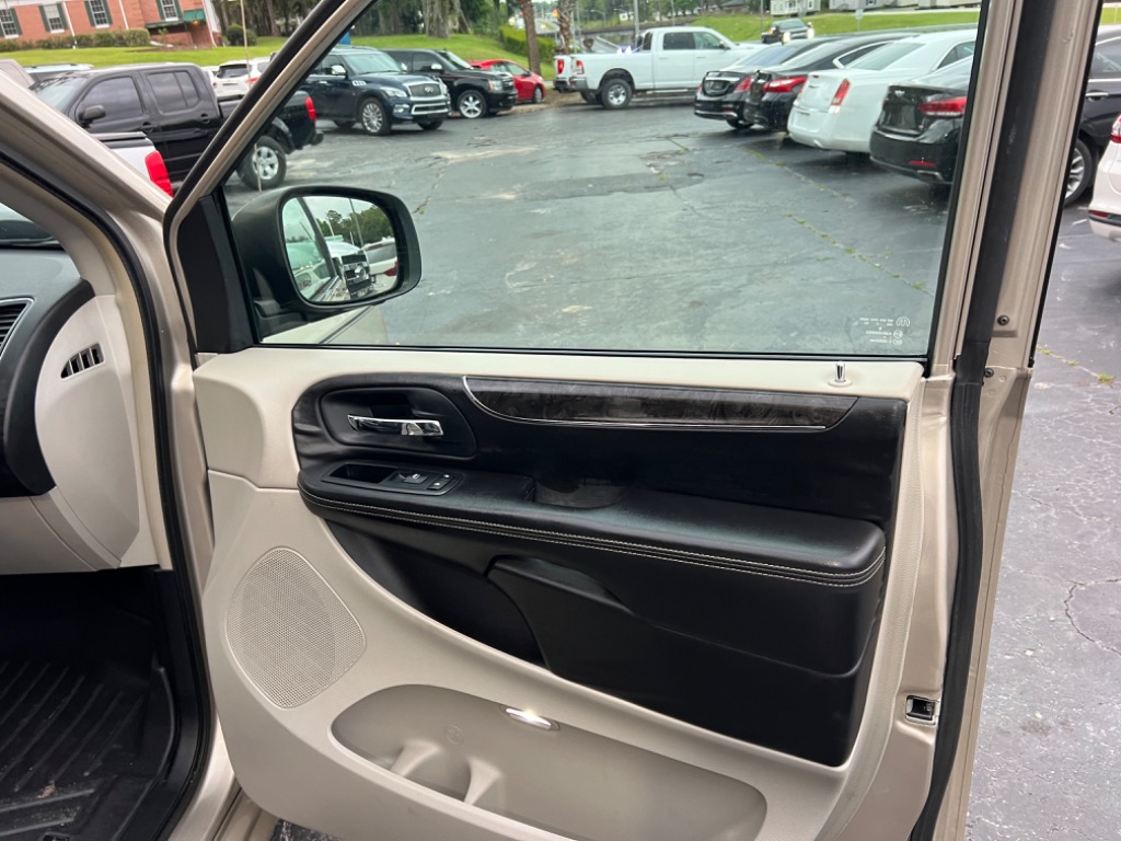 2013 Chrysler Town and Country - $9,995