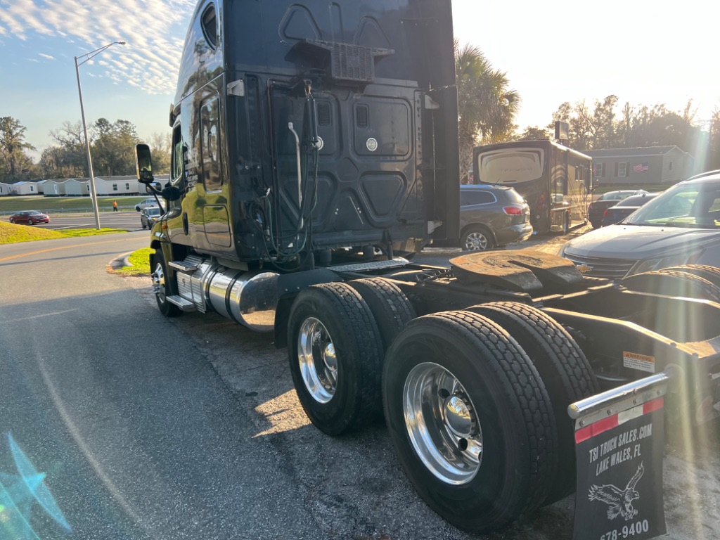 2015 Freightliner Cascadia - $25,900