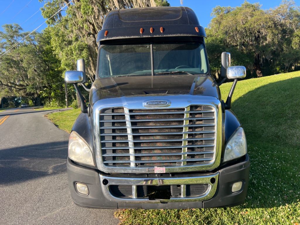 2015 Freightliner Cascadia - $25,900
