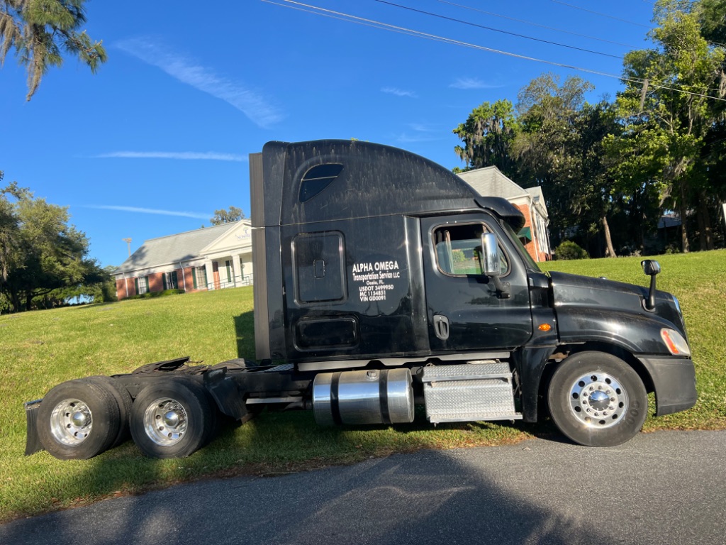 2015 Freightliner Cascadia - $25,900