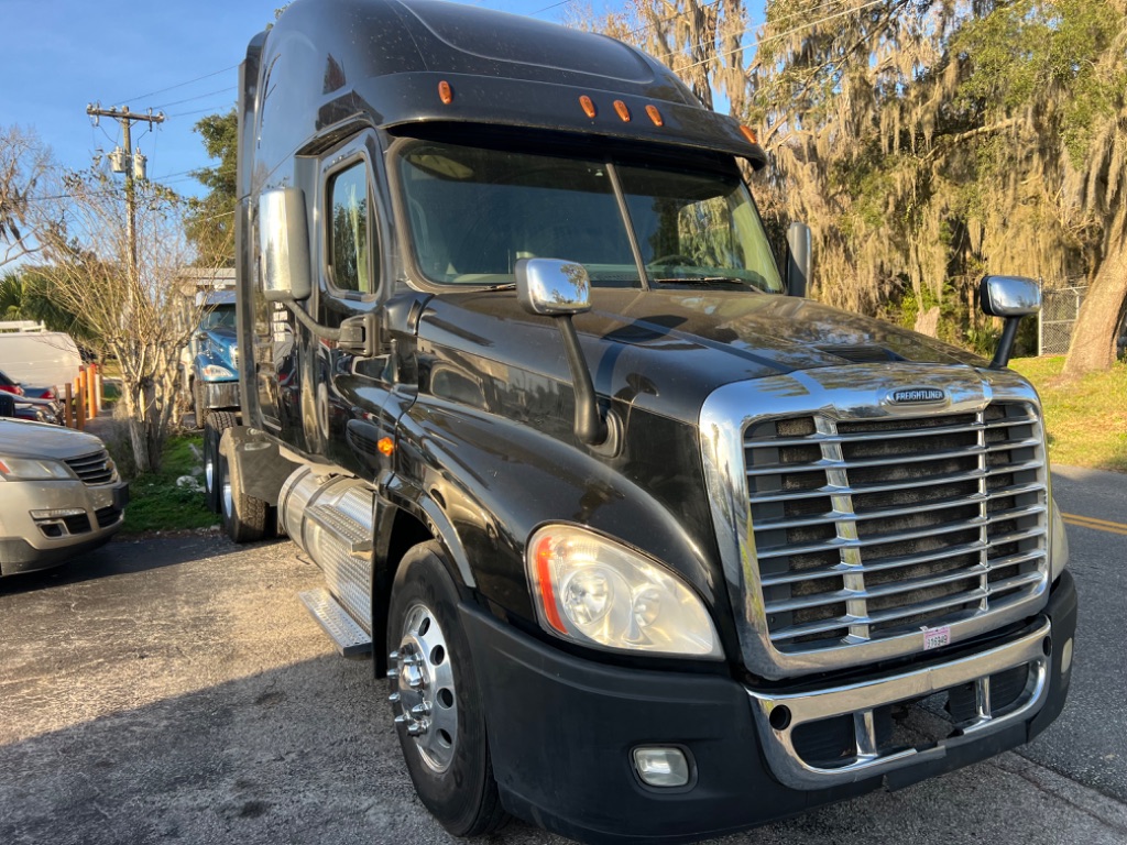 2015 Freightliner Cascadia - $25,900