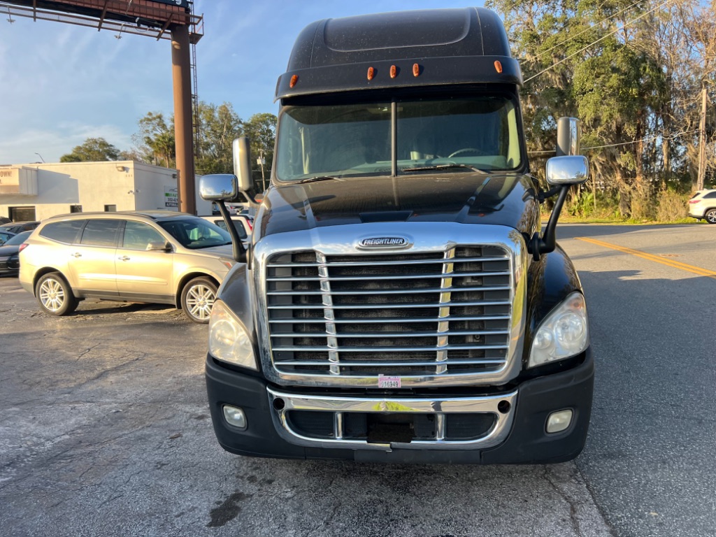 2015 Freightliner Cascadia - $25,900
