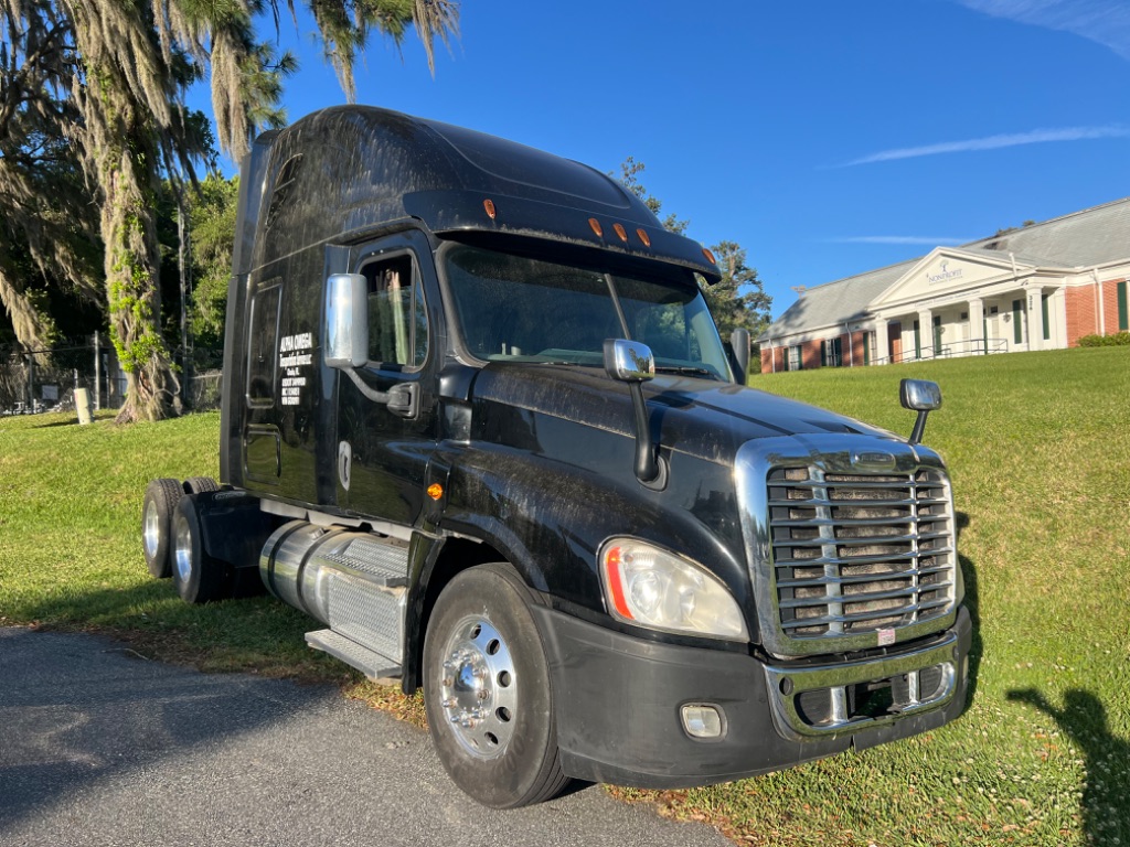 2015 Freightliner Cascadia - $25,900