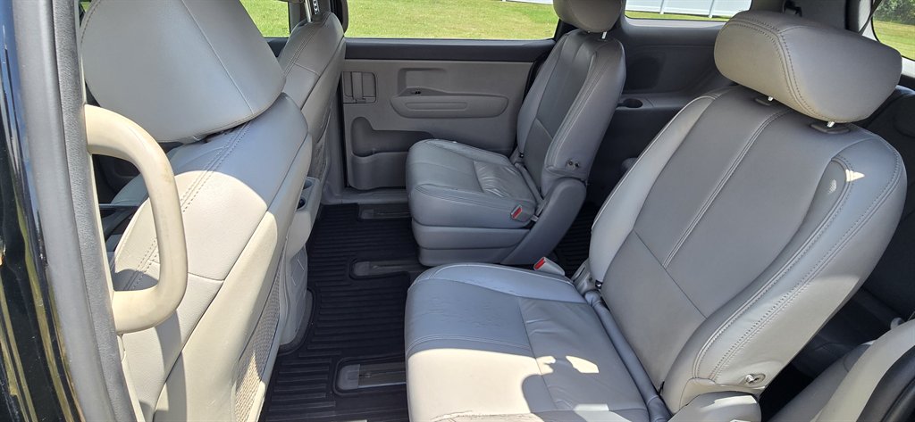 2016 Kia Sedona - $10,995