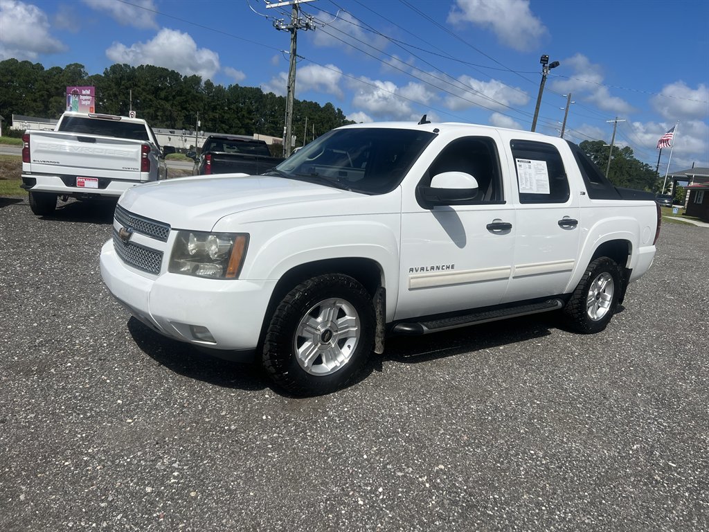 White 2010 Chevrolet Avalanche Pickup Truck Four-Wheel Drive Automatic