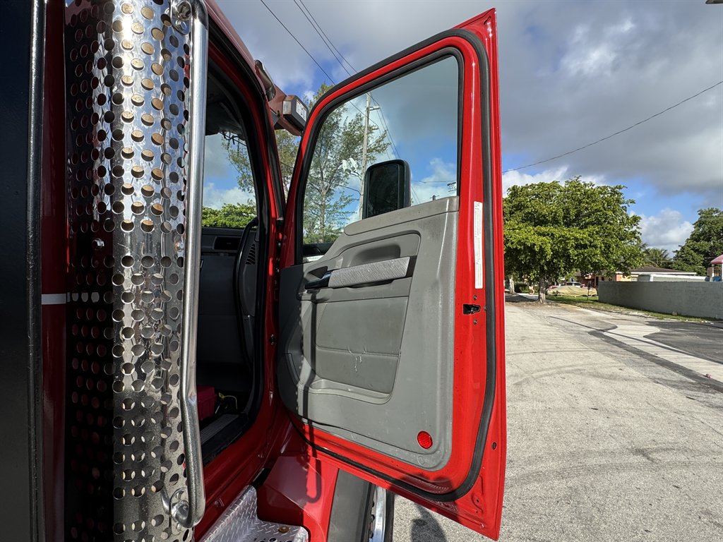 2016 Kenworth T880 - $74,995