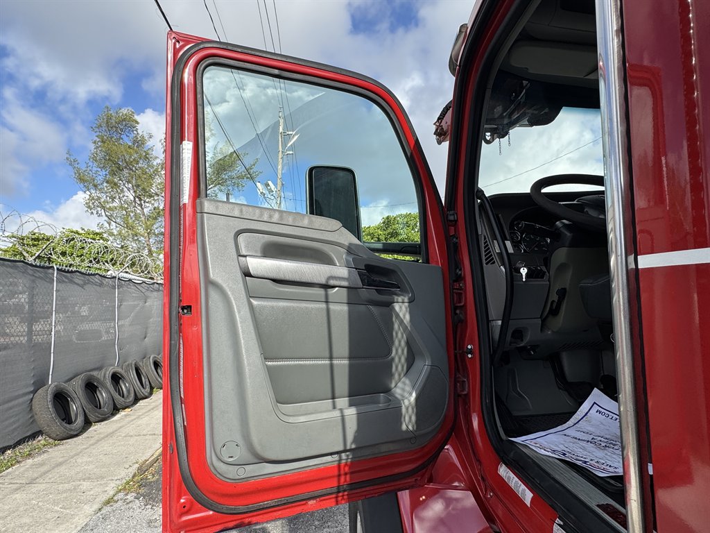 2016 Kenworth T880 - $74,995