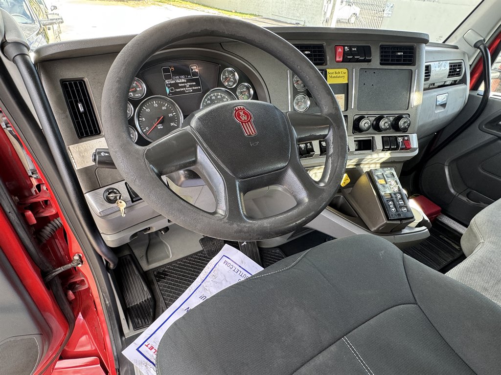2016 Kenworth T880 - $74,995