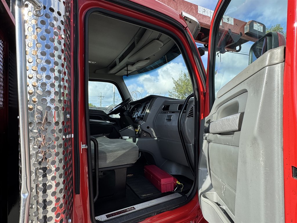 2016 Kenworth T880 - $74,995